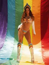 Viviane Araujo desfila como rainha de bateria da Mancha Verde