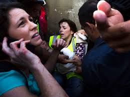 Jornalista da CNN fica ferida durante protesto em São Paulo (Foto: Rodrigo Paiva/ Jornalistas da CNN são socorridas durante tumulto (Foto: Rodrigo Paiva/ ... - age20140612241