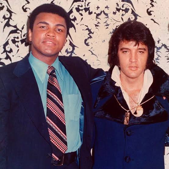 Elvis Presley and Muhammad Ali pose together in Las Vegas, 1973 ...
