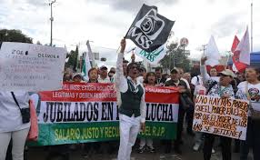 Trabajadores del IMSS vuelven a marchar, ahora rumbo al Zócalo