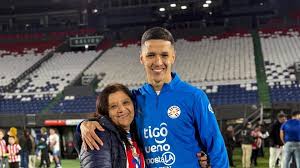 La mami de Arce he’íma “rezo y le pido a Dios que haga un gol”