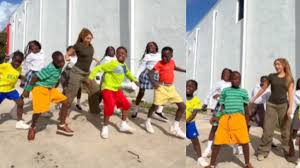 Shakira comparte video bailando con los Ghetto Kids, el grupo ugandés que la acompañará en la final del Mundial 2026