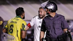 Reinaldo cobra providências sobre cusparada de torcedor do Santos: "Nojento e vergonhoso"