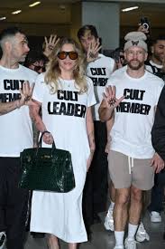 Kesha desembarca no Brasil e look intriga fãs no aeroporto