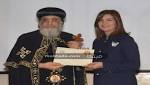 صور| البابا يكرِّم وزيرة الهجرة