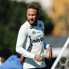 Neymar vai a campo e treina normalmente após se reapresentar no Santos