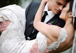 Resultado de imagen para imagenes de recien casados entrando en la habitación del hotel
