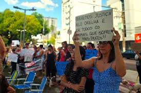 Manifestação em Passo Fundo pede justiça pela morte do cão Orelha