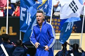 Robbie Williams responds with humor after viral World Cup interview incident (with videos)