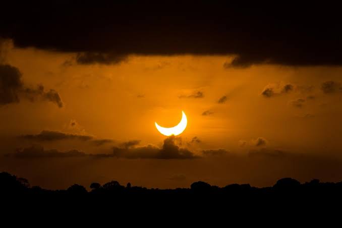 Partial solar eclipse darkens Southampton skies as hundreds gather at Mayflower Park; professor warns to use eclipse glasses to avoid eye damage