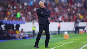 Hernán Crespo se queja de cancha del Estadio Jalisco