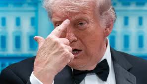 – Står last og brast ved Trump