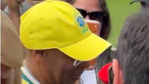 Spike Lee visita treino da Seleção e brinca sobre Neymar: "É o meu cara"