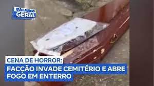 Criminosos fortemente armados invadem enterro e atiram contra caixão de rival morto