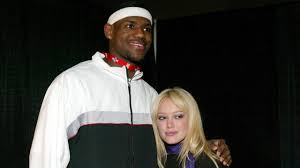 Hilary Duff Makes LeBron James Comparison in Philadelphia Concert Video After Star's 76ers Contract
