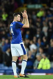 Sanción a futbolista de la Premier League por tirar del pelo a rival