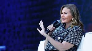 يسرا: مش هشتغل مع حد مش خايف على نجوميتي