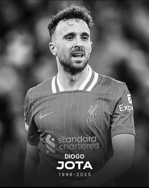 Diogo Jota, jugador del Liverpool, vestido con la camiseta del equipo, en un homenaje visual con fecha y nombre en letras blancas sobre un fondo negro.