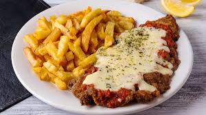 Menú bonaerense: milanesa napolitana con papas fritas