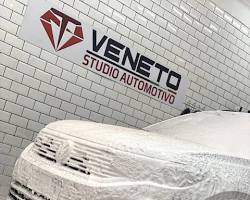 Imagem De Lavando O Carro Com Shampoo Automotivo