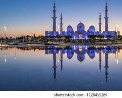 Gambar Masjid Sheikh Zayed Solo Night View from a distance  City Lights in Background