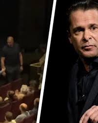 Hans Teeuwen stuurt twee mannen de zaal uit tijdens voorstelling