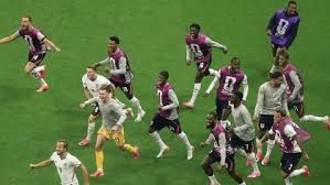 Meia sofre lesão grave em comemoração da Inglaterra na Copa