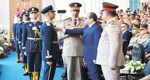 الرئيس يمنح الأنواط لأوائل الخريجين