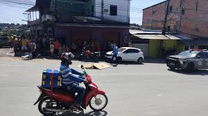 Motociclista morre após bater em carro e cair debaixo de caçamba em Manaus