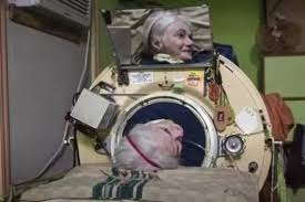 Ela viveu mais de 70 anos usando um pulmão de aço após contrair doença na infância
