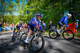 Remco Evenepoel choca rivais com grande ataque separatista Liège-Bastogne-Liège forçando Pogačar e Seixas a perseguir o longo prazo