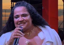 Morre Débora Cruz, cantora e sobrinha de Arlindo Cruz, aos 45 anos