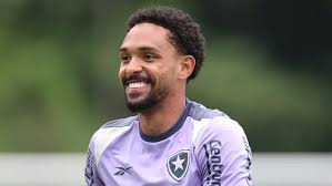 Vitinho projeta reencontro com Cruzeiro: ‘Me sinto em casa aqui, mas hoje sou Botafogo e vamos em busca dos três pontos’