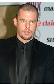 <b>...</b> dem seit dem Tod McQueens die Designerin <b>Sarah Burton</b> vorsteht. - Alexander-McQueen-ist-das-coolste-Label