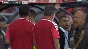 Leonardo Jardim pegou-se com elemento do banco do Benfica e ambiente escaldou