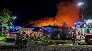Vierkanter in Katsdorf brannte: 200 Feuerwehrleute bei Großbrand im Einsatz