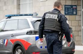 Une adolescente de 14 ans touchée par une balle perdue dans son appartement : une fusillade éclate en plein après-midi