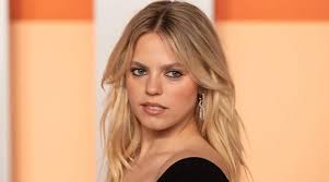 https://newswav.com/article/rene%C3%A9-rapp-tina-fey-said-what-s-wrong-with-you-you-re-insane-A2509_qg4j8C