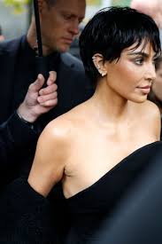 Kim K. Ose! Nouvelle coupe pixie à la Kris Jenner à Paris!