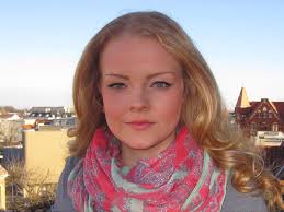 Anna Brandt ist staatlich geprüfte Maskenbildnerin & Visagistin.