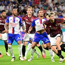 Dans une ambiance bouillonnante, c'est le moment d'être grand pour l'OL, en mission Ligue des champions sur la pelouse du Fenerbahçe