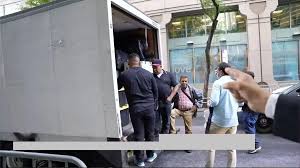 بازگشت پربار هیئت دولت سابق از نیویورک با کامیونی از سوغاتی‌های آمریکایی! + ویدیو
