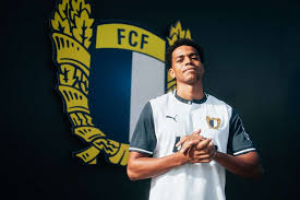Oficial: Famalicão recruta reforço para a defesa em Leiria