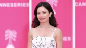 Anna Castillo, con vestido de seda y flores bordadas, lleva la presencia española al Festival de Series de Cannes