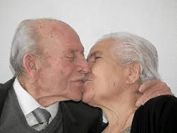 Mit Küssen überschüttet Gaetano Scivoli auch nach 70 Ehejahren noch seine ...