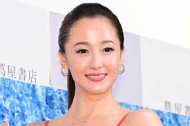 沢尻エリカ、小顔際立つポニテール×真っ赤なドレスに「ずっと美人」「40代でその美しさは反則」（ENCOUNT）