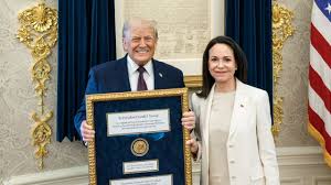 María Corina Machado le da su medalla del Premio Nobel de la Paz a Trump