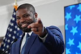 Arrasa en Florida candidato de Trump a la gubernatura