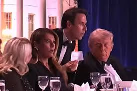 Trump é retirado às pressas de jantar de correspondentes da Casa Branca Veja vídeo