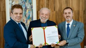 Lula assina decreto para contratação de 1.000 policiais federais